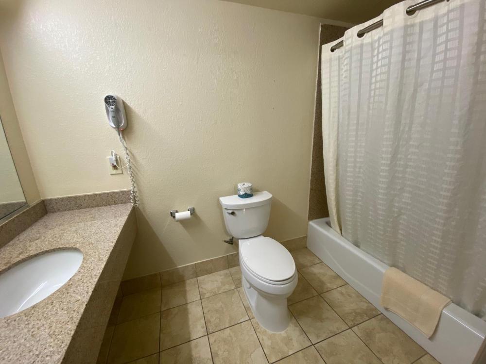 King Room - Non-Smoking interior